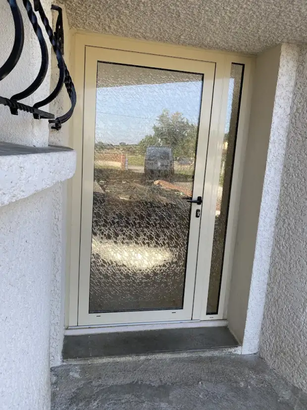 Porte d'entrée en aluminium équipée d'un double vitrage imprimé delta mat à Balma