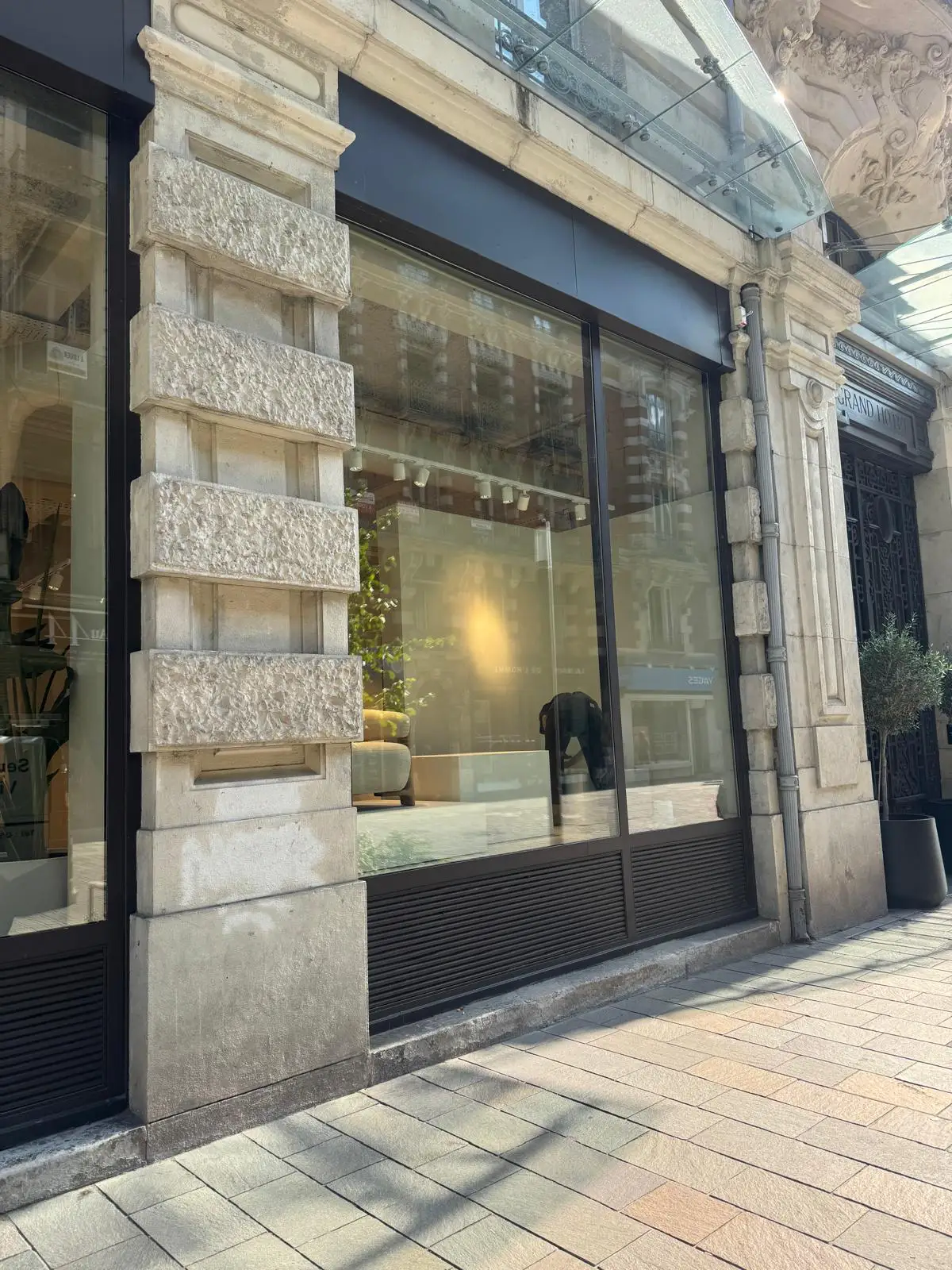 La vitrine de commerce remplacée, vue depuis la rue de Metz à Toulouse
